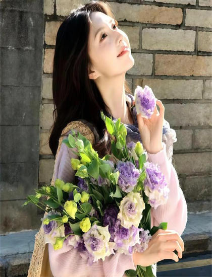 表演艺术解析：《女囚处刑人》的群像表演的整体效果与个体特色 感受表演的情感力量